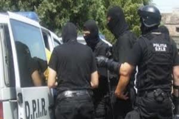 Percheziții în 11 județe pentru destructurarea unei grupări suspectată de mai multe infracțiuni 