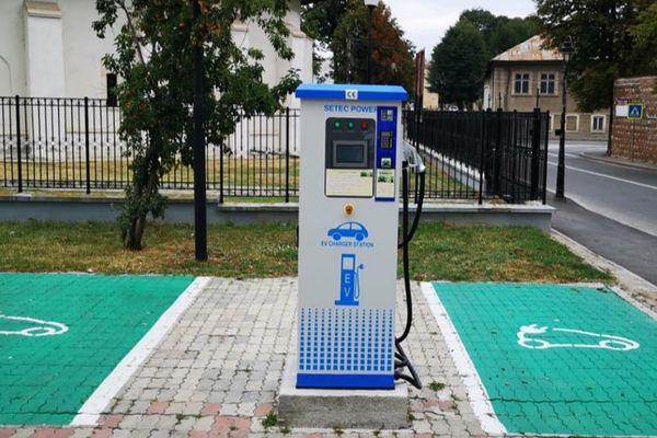 Patru stații electrice de reîncărcare pentru vehicule electrice şi electrice hibrid, funcționale în Târgoviște