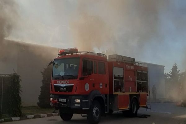Incendiu violent la un depozit de mase plastice din Nucet
