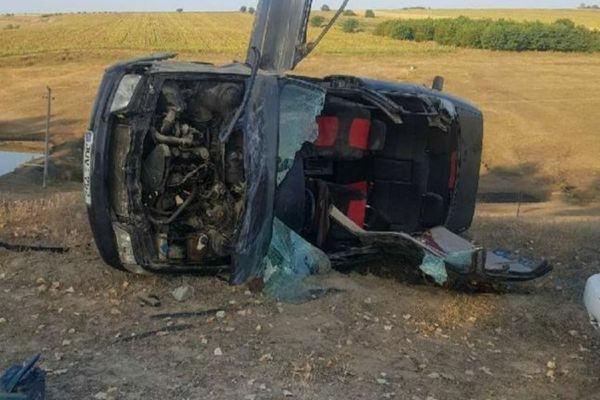 Un șofer de 25 de ani a murit după ce a intrat cu mașina în zidul unei troițe