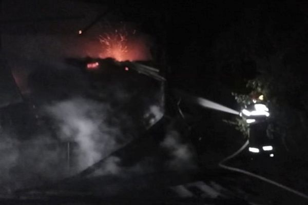 Cabană din localitatea Valea Lungă, în flăcări