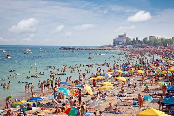 Tânăr din Dâmbovița, diagnosticat cu COVID-19, după ce a revenit de la Costineşti