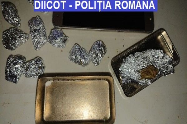 Șase persoane reținute pentru trafic de droguri de risc și de mare risc