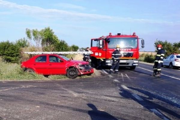 Impact violent între două mașini, în Dâmbovița. Două persoane au fost transportate la spital