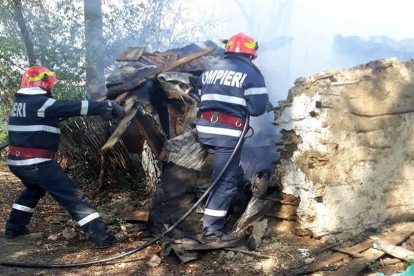 Incendiu la o casă și anexă din localitatea Vlădeni