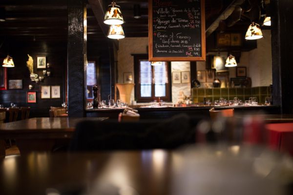 Azi se deschid restaurantele, cinematografele și sălile de spectacol. Cluburile și discotecile din interior vor rămâne închise