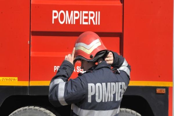 Incendiu într-o localitate din Dâmbovița. Un autoturism a luat foc