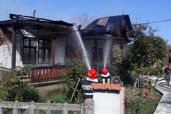 Incendiu la o casă și anexă din localitatea Gura Ocniței