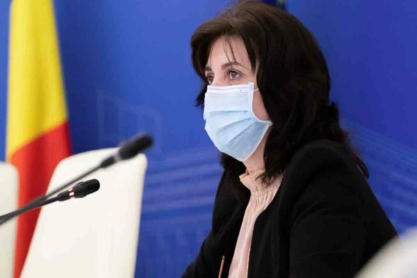 Elevul poate continua cursurile exclusiv în sistem online în două situații. Explicațiile ministrului Educației - Monica Anisie