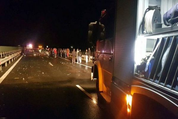 Accident grav pe Autostrada A1 București-Pitești, la Petrești. Două persoane au fost grav rănite. Sunt implicate trei autoturisme  