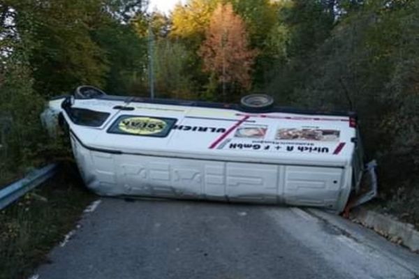 Accident rutier în Dâmbovița. O dubă plină cu cartofi s-a răsturnat pe carosabil