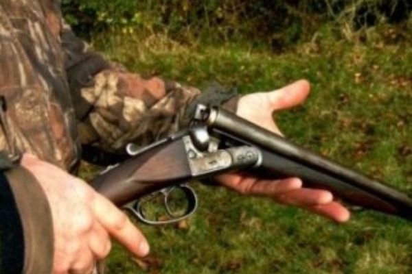 Un bărbat din Dâmbovița deținea trei arme în mod ilegal. Ce au dispus polițiștii