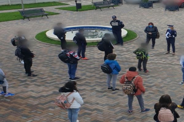 Polițiștii din Dâmbovița au desfășurat activități informative în școli