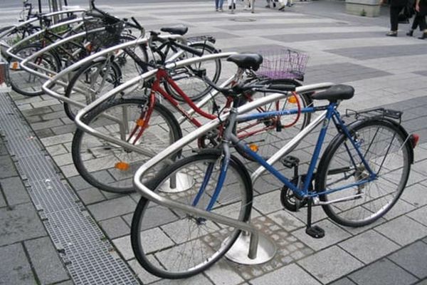 Clădirile de utilitate publică, obligate să aibă parcări pentru biciclete 