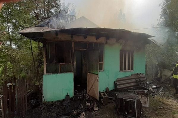 Bătrână moartă după ce locuința sa a fost cuprinsă de flăcări