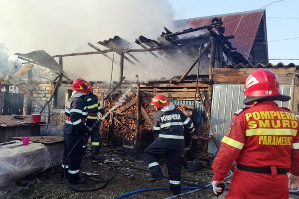 Pompierii din Dâmbovița au salvat din calea flăcărilor două locuințe