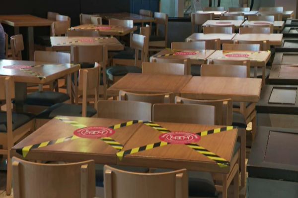 Restaurantele se vor redeschide, începând de joi, în localitățile unde rata de infectare e mai mică de 3 la mia de locuitori