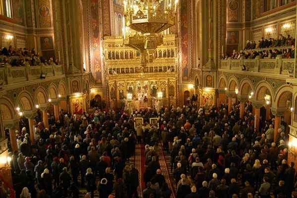 Slujbele de Crăciun se pot desfăşura atât în interiorul, cât şi în afara bisericilor, cu respectarea măsurilor de protecţie sanitară 