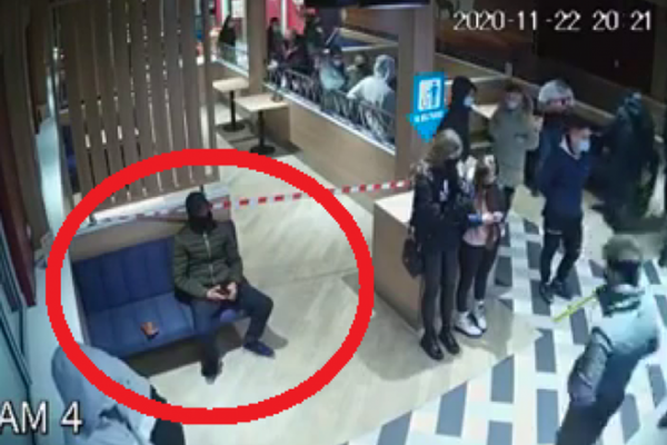 Un portofel uitat pe o banchetă într-un fast-food, golit de bani de doi indivizi