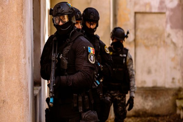 Bilanțul Zilei ”Z”: 33,5 kg de droguri, 8 autoturisme de lux, 4,5 kg de aur și 3 t de alcool confiscate! 98 de persoane reținute!