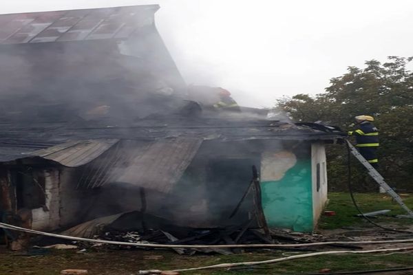 Incendii în două locuințe din Moreni. Pompierii au intervenit cu două autospeciale