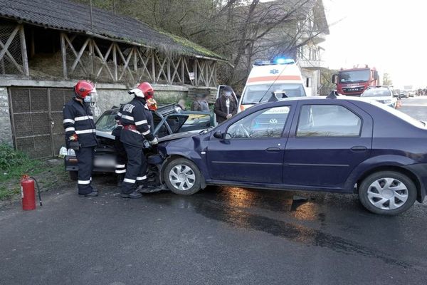 Accident rutier în Dâmbovița. Trei persoane au fost rănite