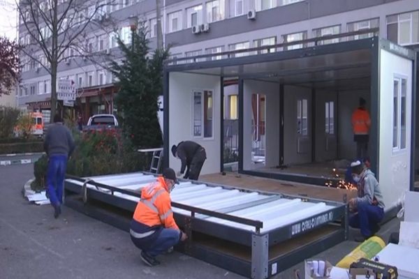 Trei ansambluri modulare, montate la Spitalul Județean din Târgoviște