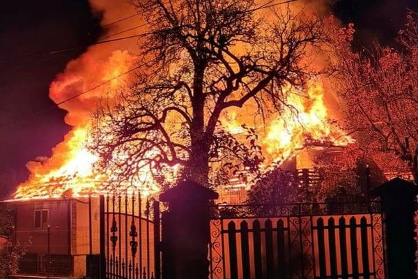 Incendiu puternic la Pietroșița, din cauza unui scurtcircuit electric