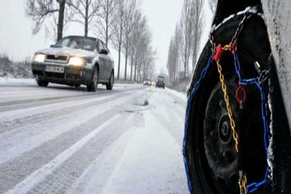 Atenție, șoferi! Conduceți prudent pe carosabilul alunecos!