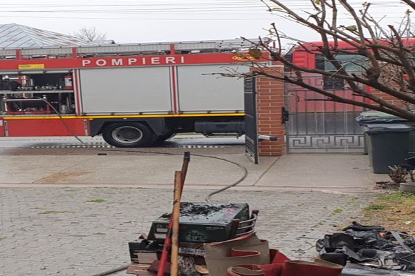Incendiu la o casă din Găești, din cauza unui scurtcircuit