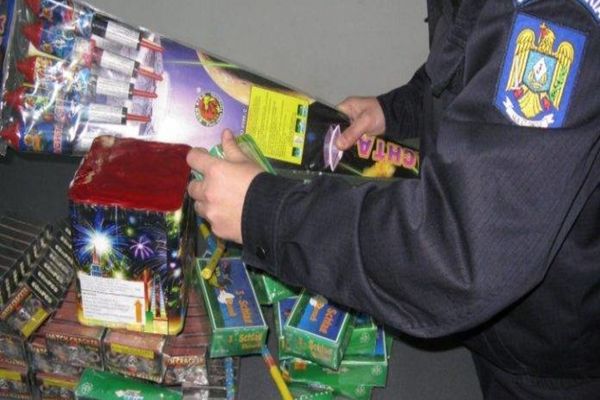 Dâmbovița. Percheziție domiciliară la o persoană suspectată de vânzarea de articole pirotehnice 