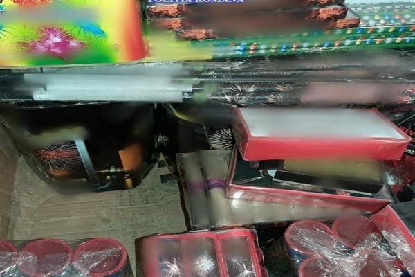 Circa 5.000 de articole pirotehnice, confiscate de polițiști dintr-o piață din Dâmbovița
