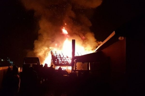 Casă din Moreni, în flăcări. Pompierii au intervenit cu două autospeciale