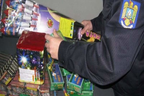 Mii de artificii și petarde, confiscate de polițiștii dâmbovițeni