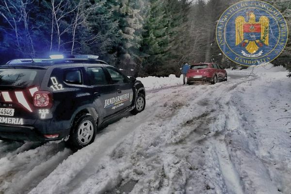 Turiști ajutați de jandarmii montani dâmbovițeni