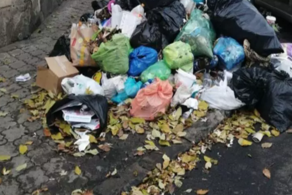 Orașe sufocate de gunoaie în toată țara! Romprest, implicată în mai multe scandaluri. Care este motivul rezilierii contractelor