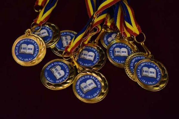 Sute de elevi au fost premiaţi de CJ Dâmboviţa, pentru rezultatele de la olimpiade şi concursuri  