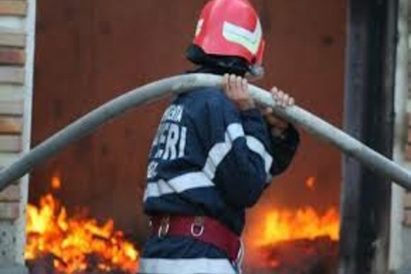 Dâmbovița. Un bătrân, fost pompier, a ars de viu în propria casă