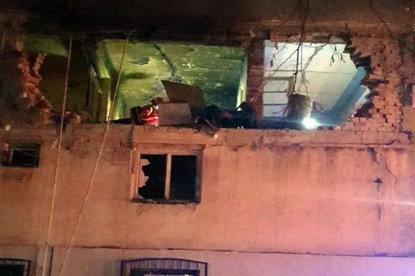 Explozie urmată de un incendiu într-un apartament din Găești. O persoană a fost rănită iar 38 de locatari au fost evacuați