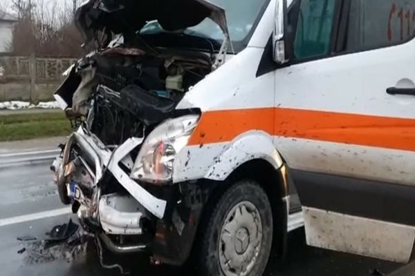 Ambulanță implicată într-un accident pe DN 71, la Dâmbovița