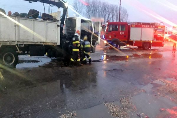Un autocamion încărcat cu fier vechi a luat foc, la Găești