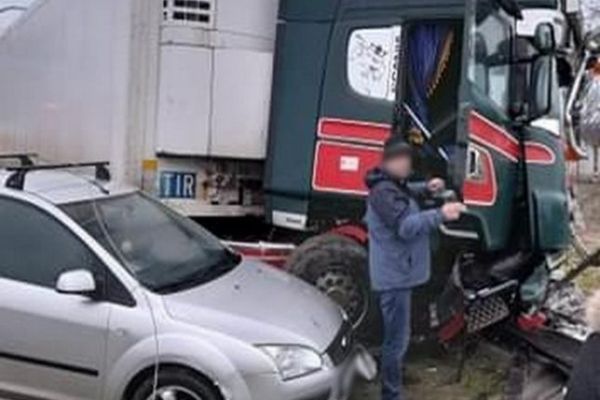 Un bătrân și-a pierdut viața după ce un TIR a scăpat de sub control și a lovit trei autoturisme 