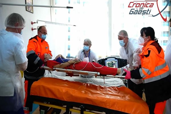 Simulare medicală în premieră, la Spitalul Găești. Intervenție în caz de șoc anafilactic apărut după vaccinul anti-COVID