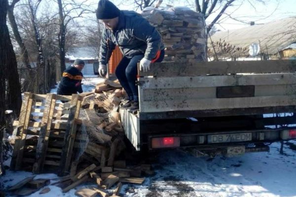 Lemne și bani oferite de Arhiepiscopia Târgoviște unor dâmbovițeni în mare nevoie 