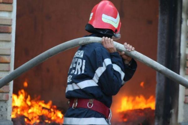Incendiu violent la o casă din Moreni