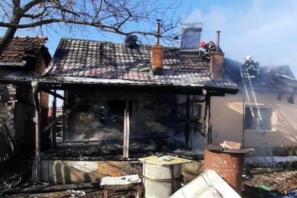 Incendiu violent în Târgoviște. Pompierii au intervenit cu două autospeciale de stingere