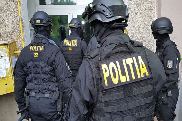 Mascații au descins în comuna Petrești. Ce au căutat oamenii legii