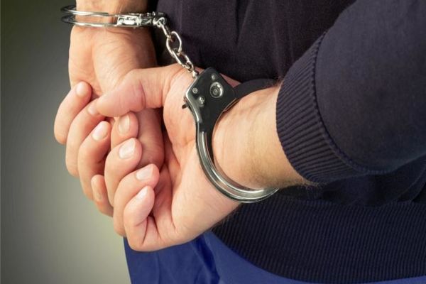 Bărbat reținut de polițiști pentru violență în familie și distrugere