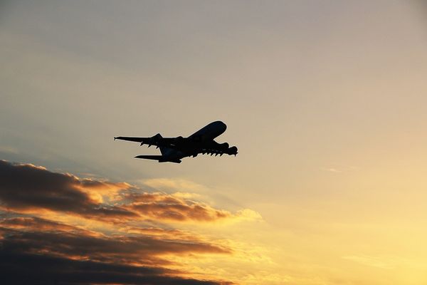 Povestea tânărului care a supraviețuit agățat de roata avionului, după un zbor de peste 9.000 de km
