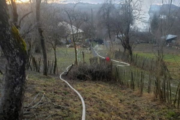 Bătrân din Dâmbovița, găsit carbonizat într-o casă mistuită de flăcări